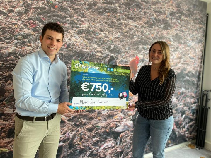 Uitreiking cheque aand Plastic Soup Foundation